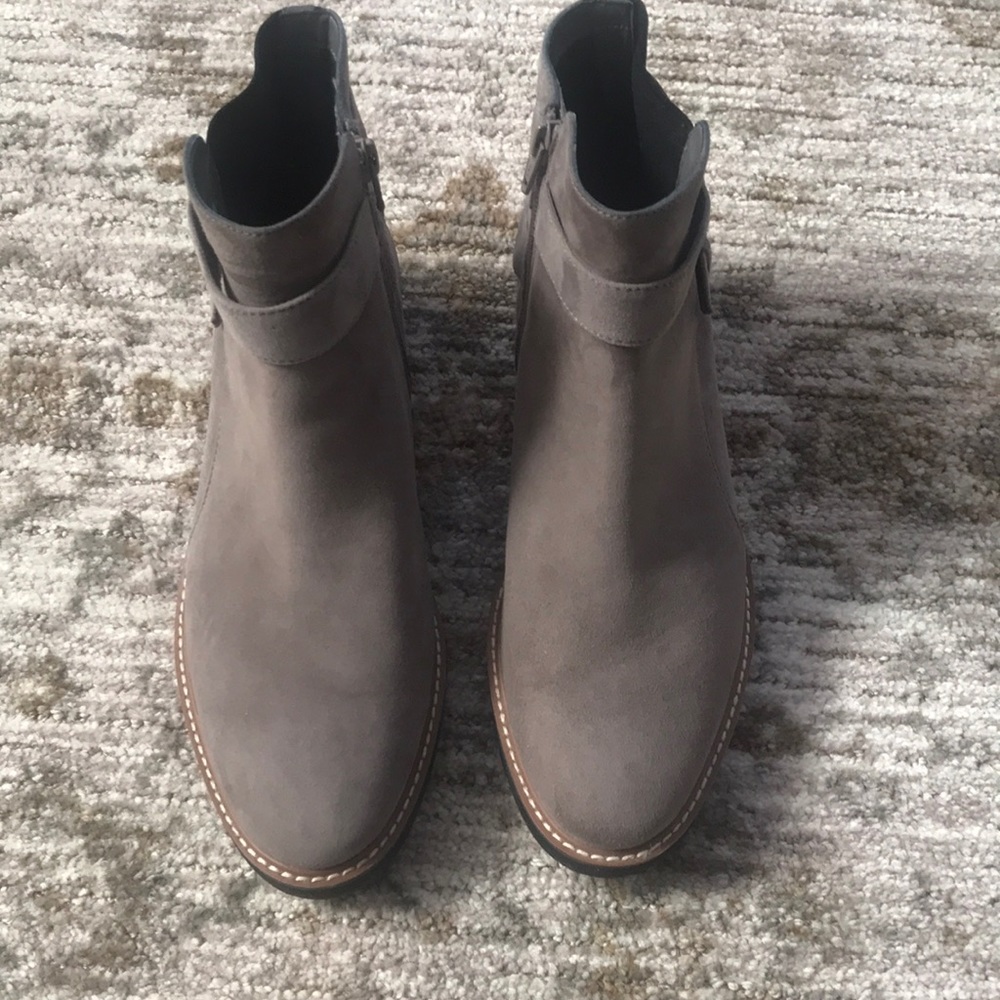Naturalizer Aster Size 9.5 EUC
taupe genuine suede leather bootie